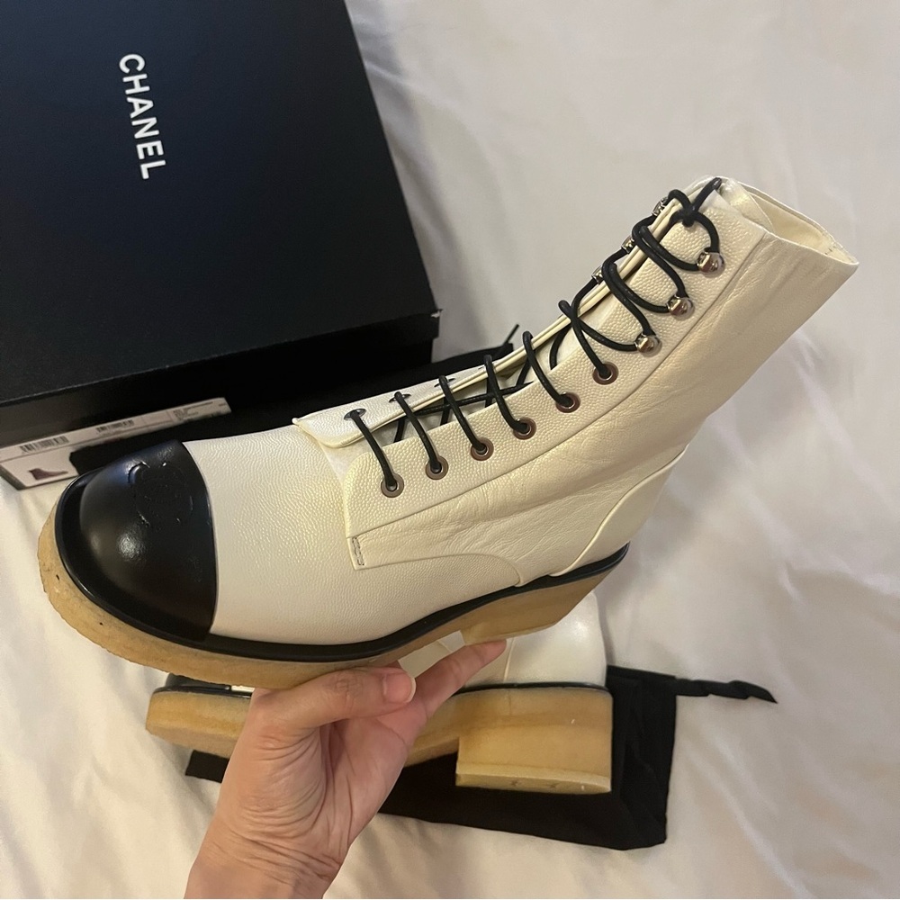 New Chanel Classic Lace Up Boots 39 Pearlized Grained Calfskin Cap Toe Combat